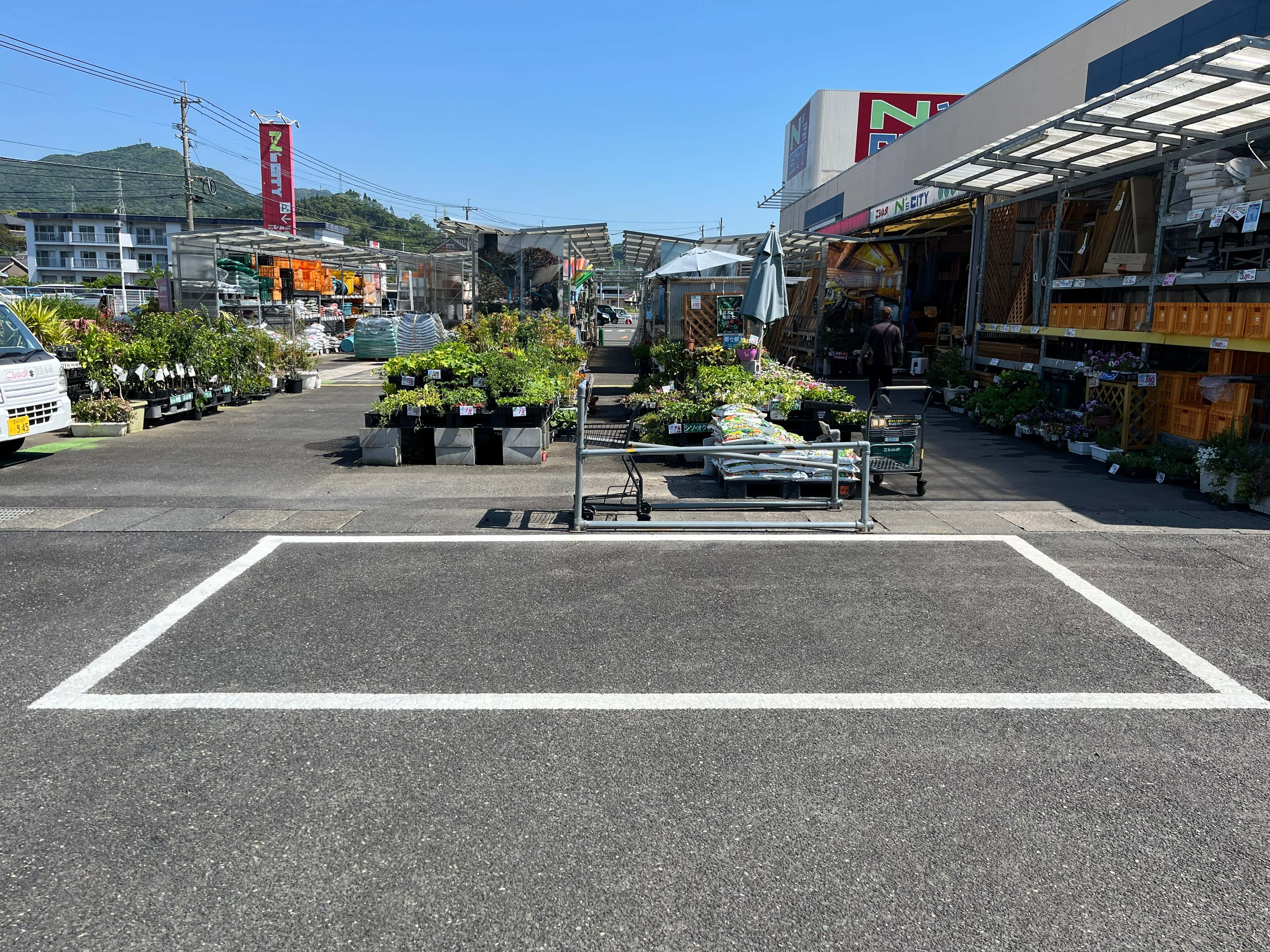 キッチンカーに最適な店頭園芸前の駐車場スペース