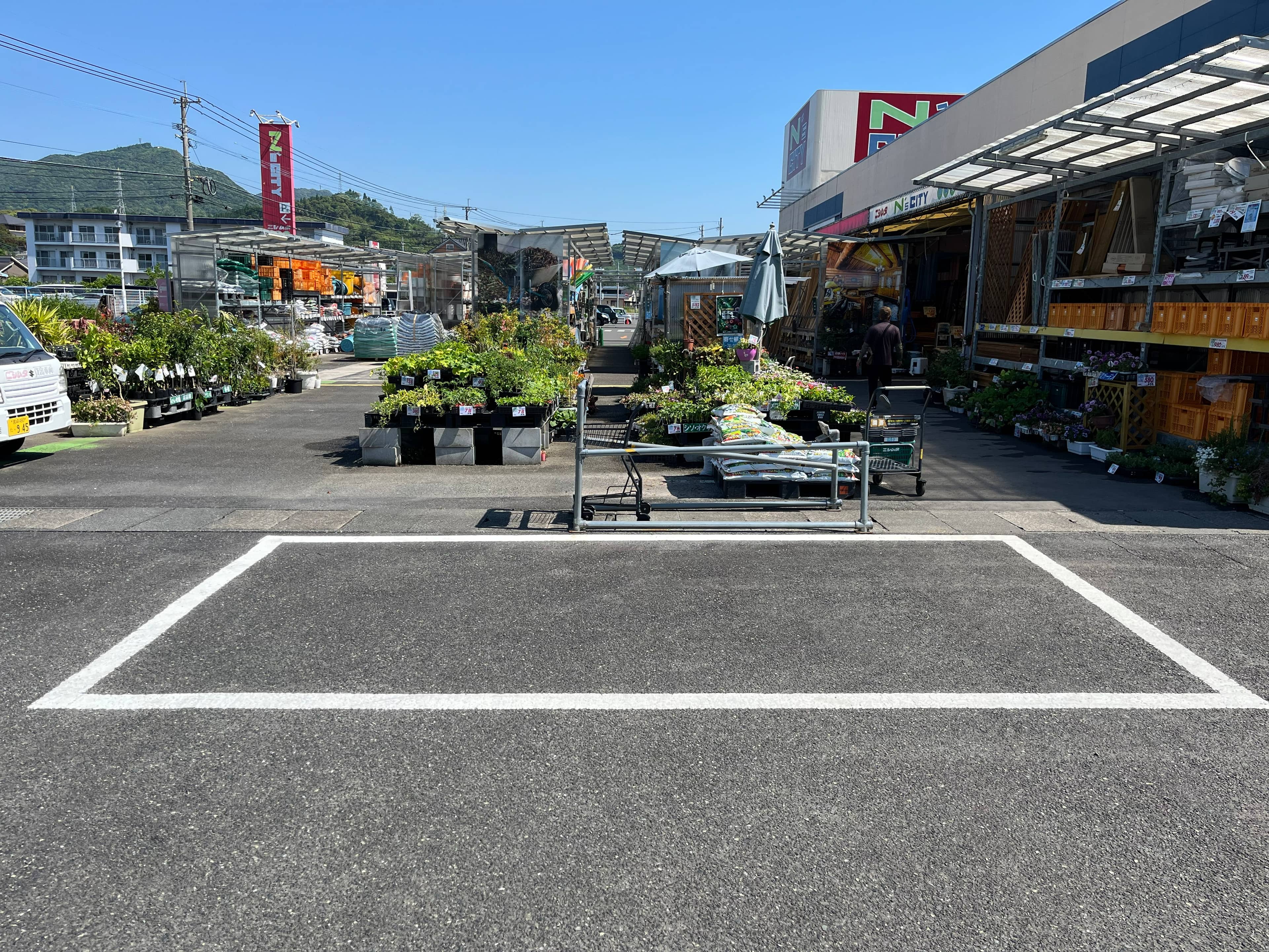 キッチンカーに最適な店頭園芸前の駐車場スペース