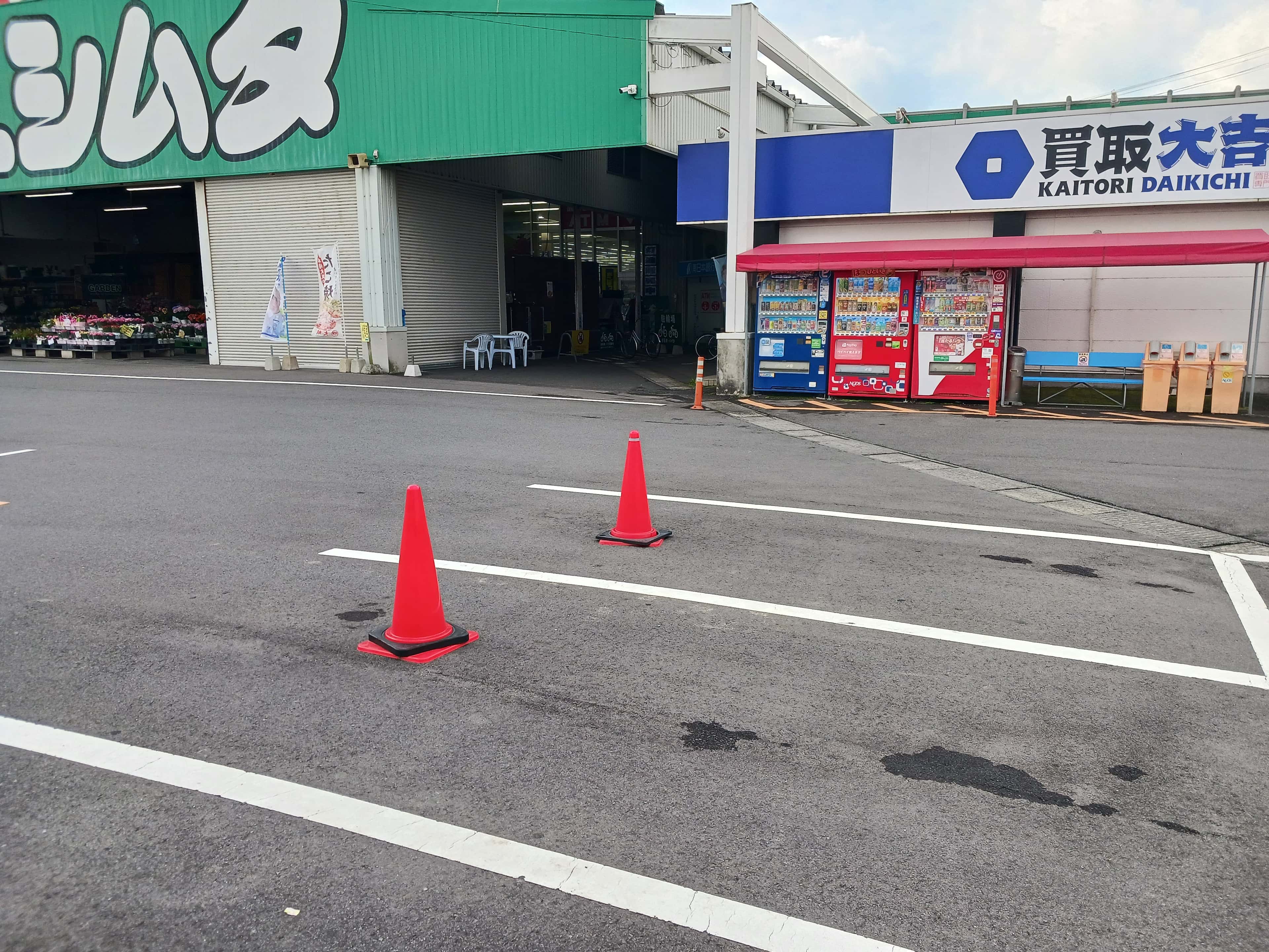 キッチンカーに利用可能なスーパーの正面入口自動販売機前にあるスペース