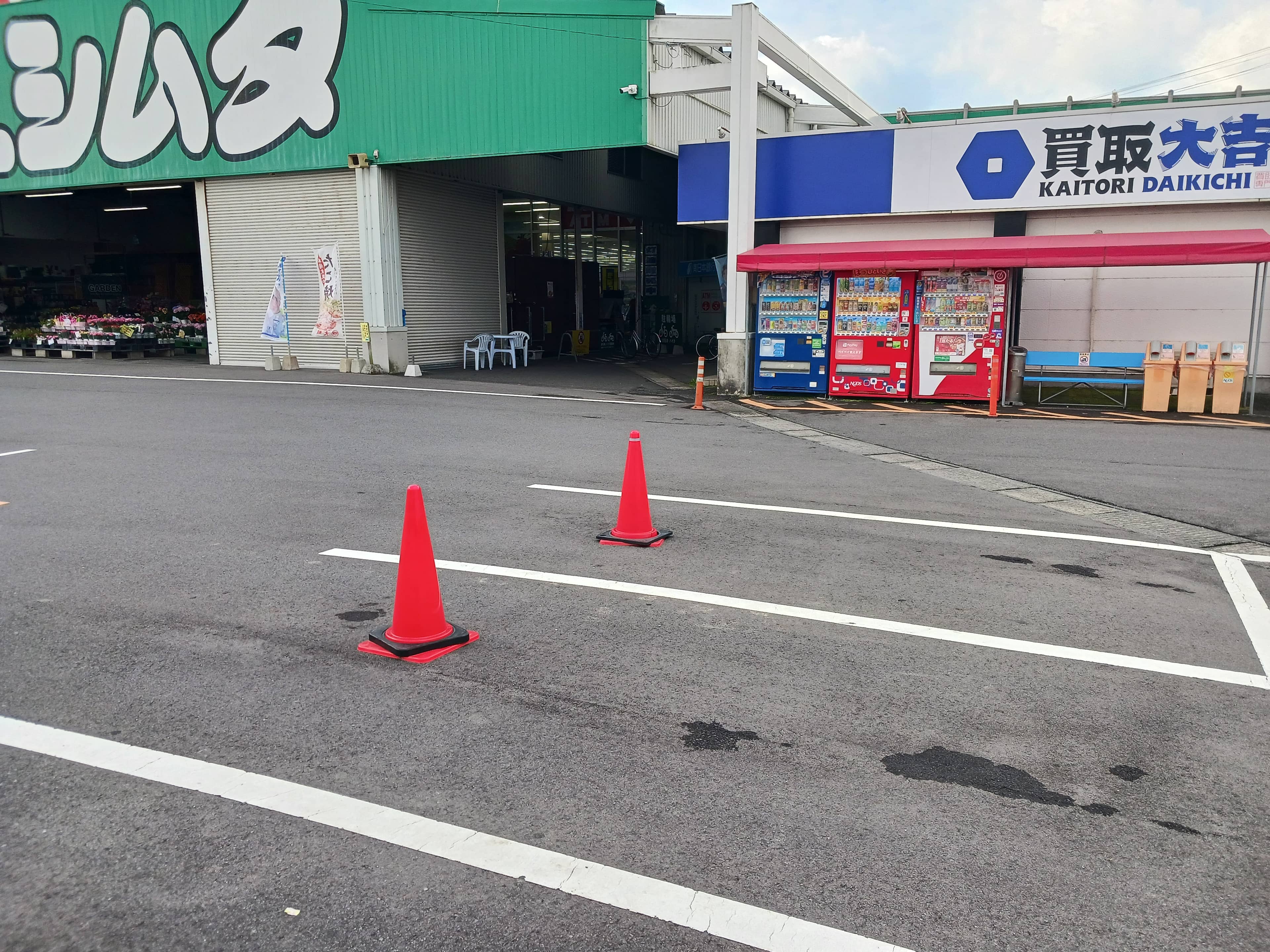 キッチンカーに利用可能なスーパーの正面入口自動販売機前にあるスペース