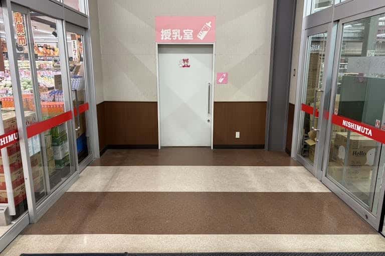 販促プロモーションや物販に最適な食鮮館側にある風除室内のレンタルスペース