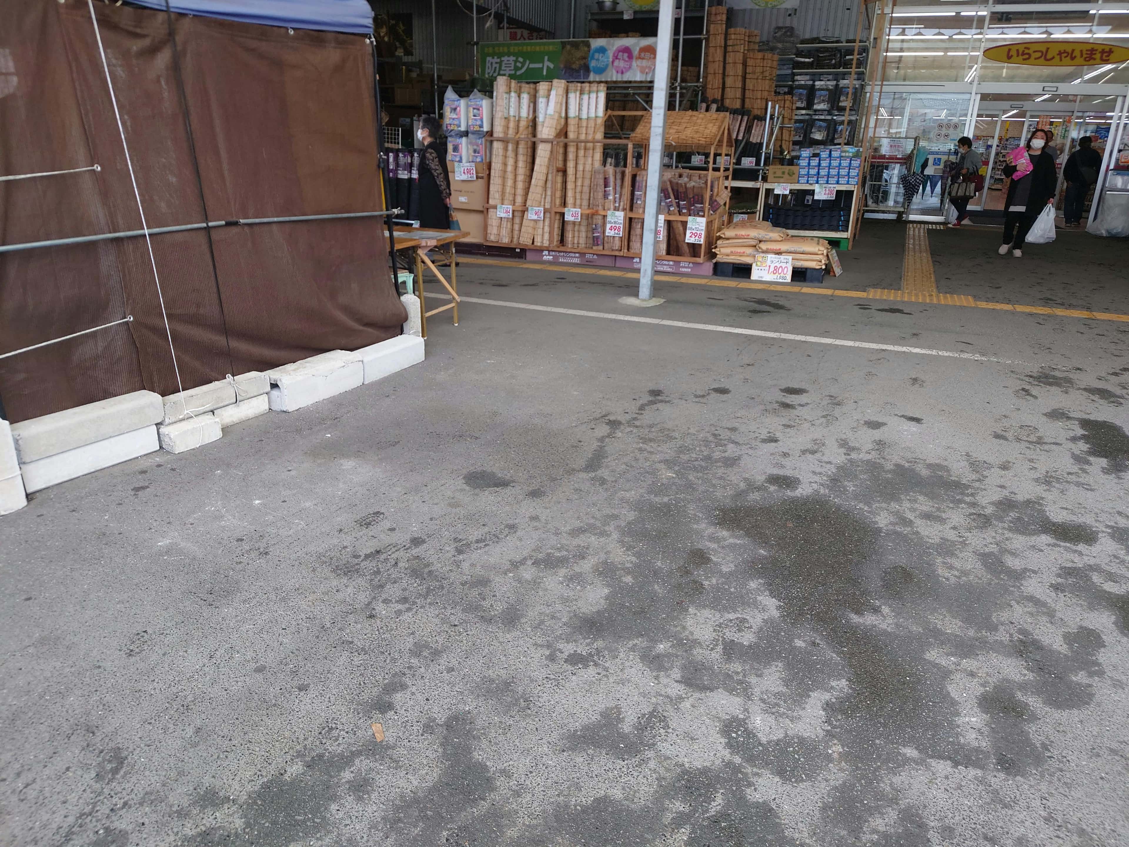 【スーパーセンターニシムタ大口店】食物販や販促プロモーションに利用可能な軒下にあるイベントスペース