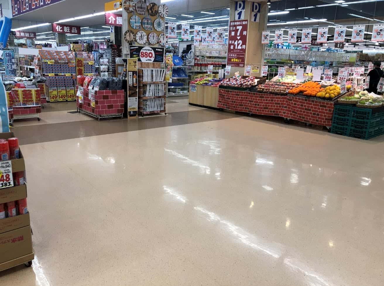 食物販や物販に利用可能なスーパーの店内正面入口にあるスペース