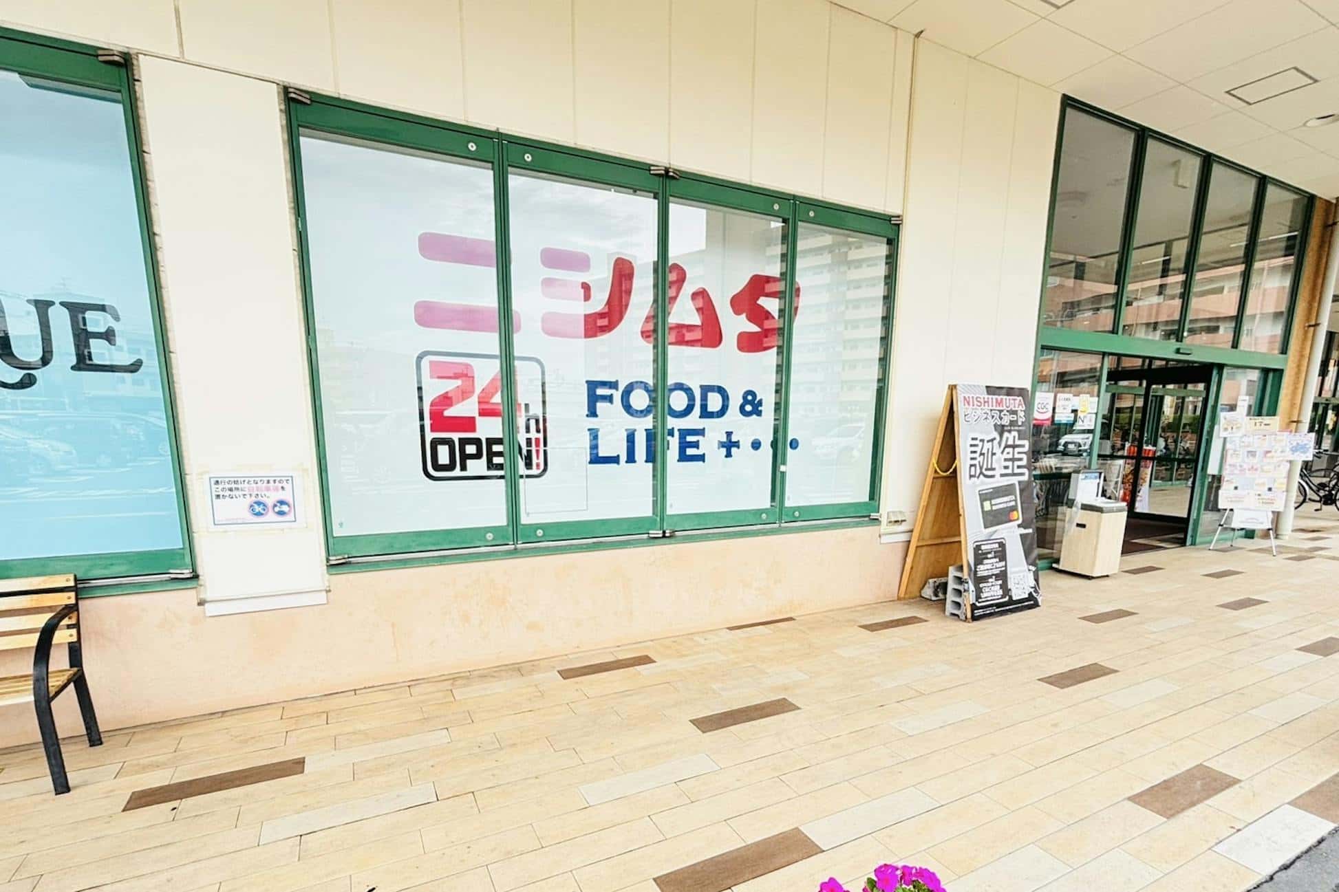 食物販や物販に利用可能な食鮮館入口近くの屋外催事スペース