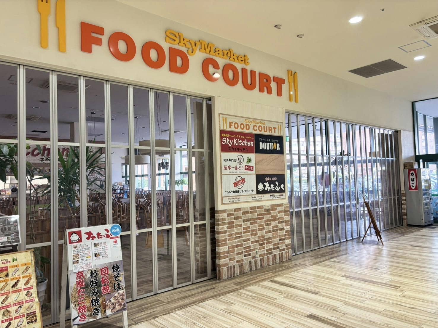 食物販や物販に利用可能な1Fフードコート前の屋内催事スペース