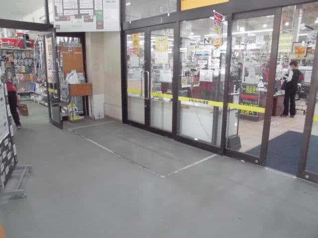 【ホームマートニシムタ伊敷ニュータウン店】販促プロモーションや物販に最適な風除室スペース