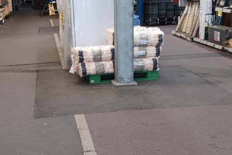 【スーパーセンターニシムタ姶良店】食物販や物販に利用可能な屋外軒下スペース