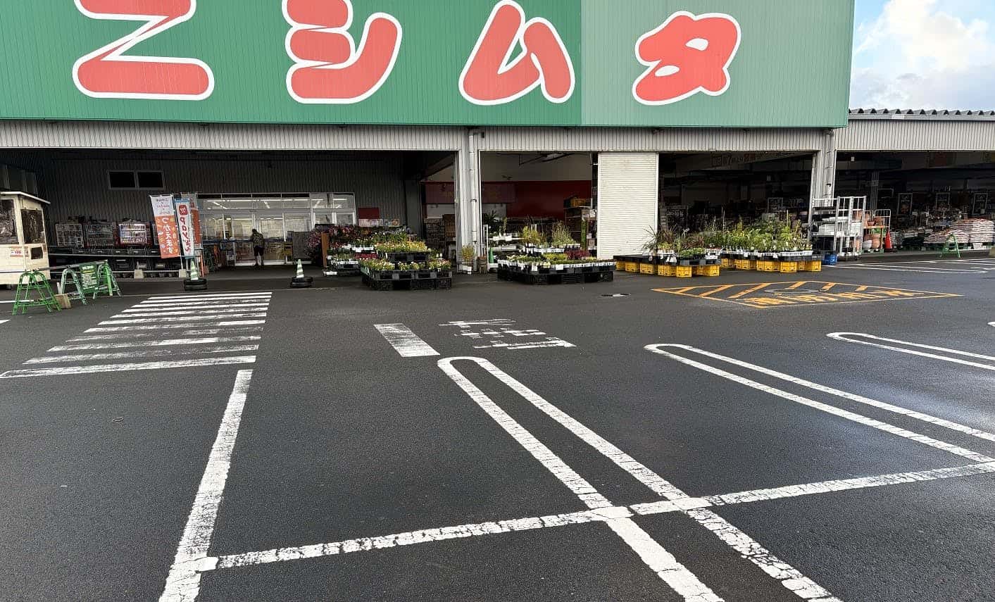 【スーパーセンターニシムタ指宿店】食物販や物販に最適な正面入口の駐車場スペース