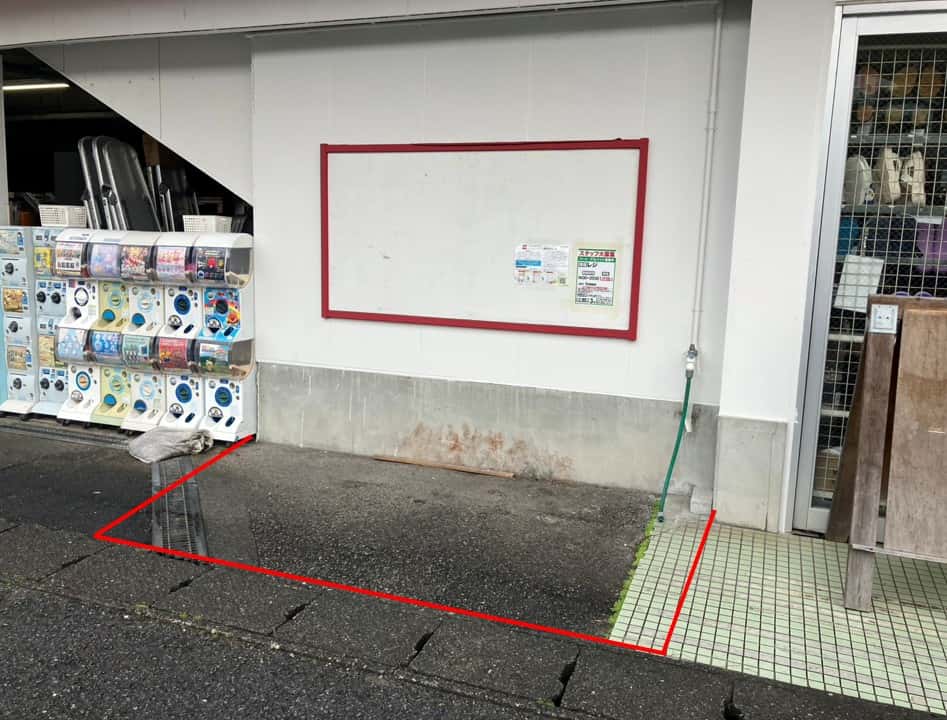 販促プロモーションや物販に利用可能な入口横の屋外スペース