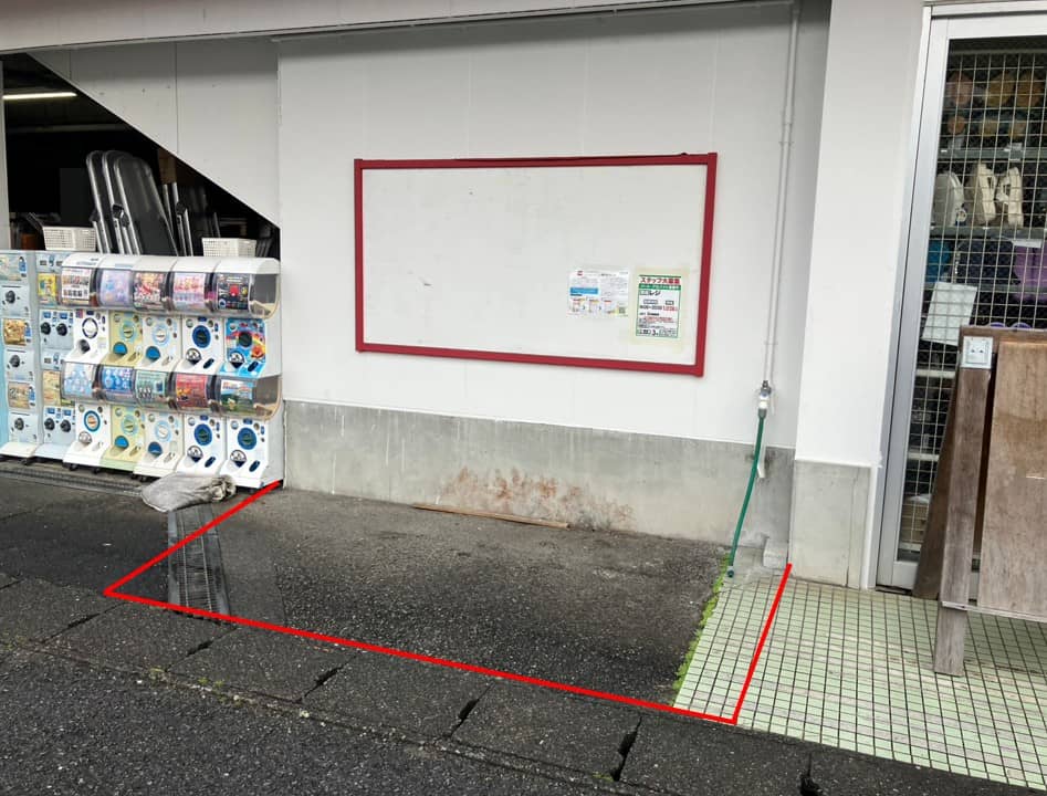 販促プロモーションや物販に利用可能な入口横の屋外スペース